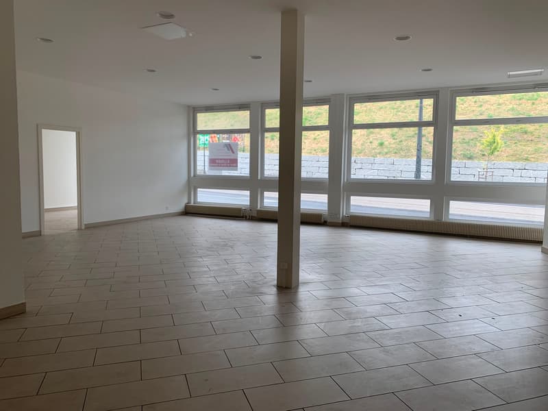 Locaux spacieux, rénovés, avec monte-charge. Surface idéale pour exposition - vente - bureaux (4)