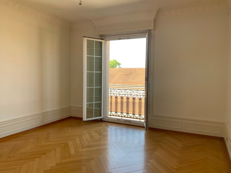 Très bel appartement avec beaucoup de cachet, spacieux et lumineux bénéficiant d'une belle échappée sur le lac (11)
