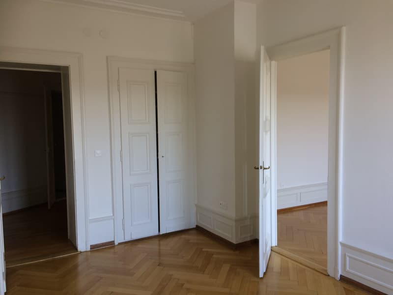 Très bel appartement avec beaucoup de cachet, spacieux et lumineux bénéficiant d'une belle échappée sur le lac (12)