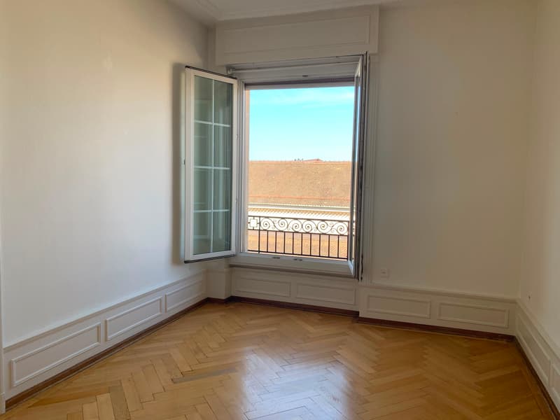 Très bel appartement avec beaucoup de cachet, spacieux et lumineux bénéficiant d'une belle échappée sur le lac (10)