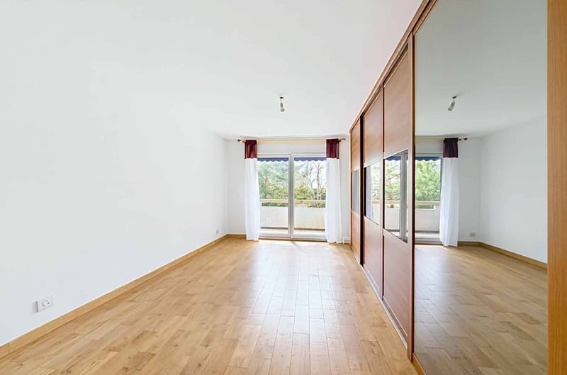 Spacieux logement traversant avec grand balcon (3)