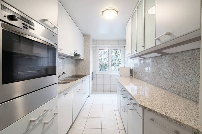 Spacieux logement traversant avec grand balcon (5)