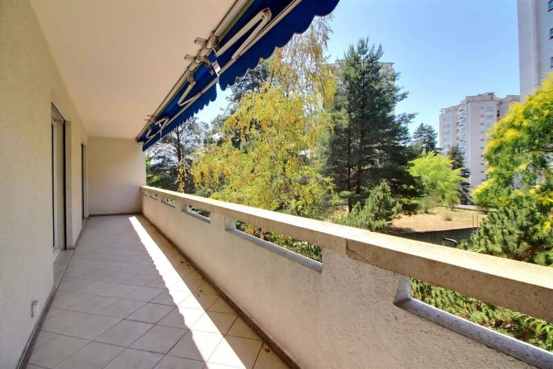 Spacieux logement traversant avec grand balcon (5)