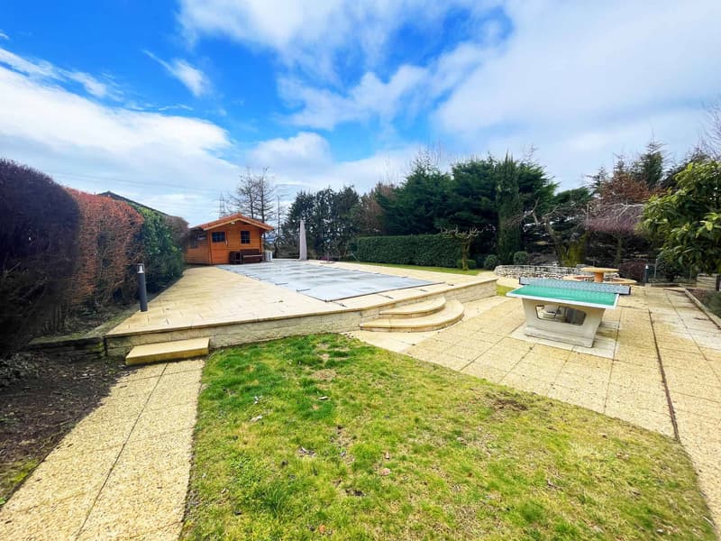 SPACIEUSE MAISON DE 6,5 PIECES AVEC GRAND JARDIN PRIVE ET PISCINE EXTERIEURE CHAUFFEE (13)