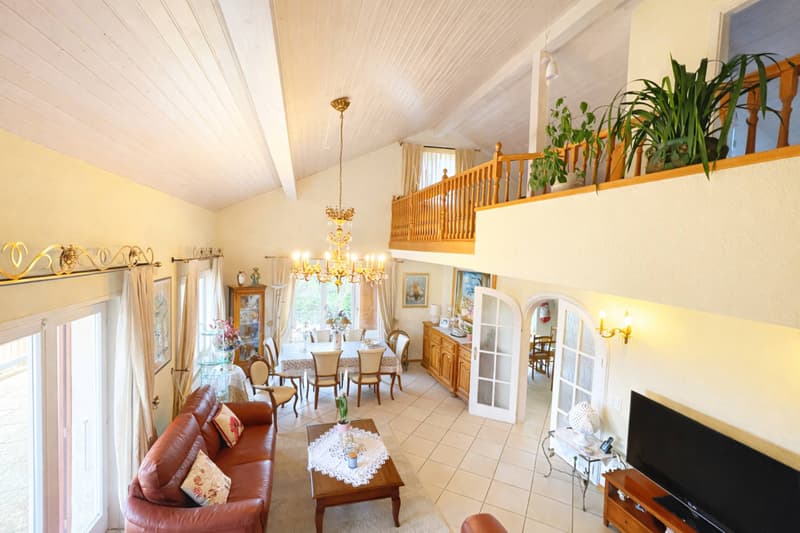SPACIEUSE MAISON DE 6,5 PIECES AVEC GRAND JARDIN PRIVE ET PISCINE EXTERIEURE CHAUFFEE (9)