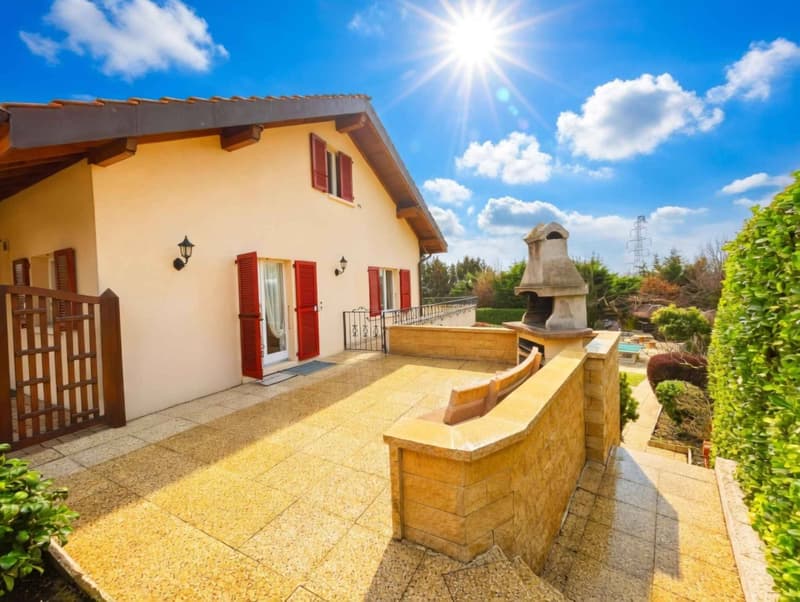 SPACIEUSE MAISON DE 6,5 PIECES AVEC GRAND JARDIN PRIVE ET PISCINE EXTERIEURE CHAUFFEE (2)