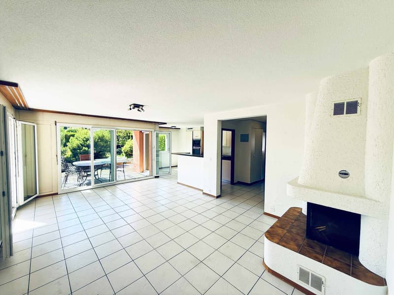 Appartement de 5.5 pièces avec vaste terrasse dans un cadre verdoyant (3)