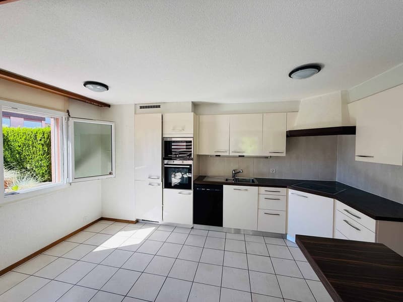 Appartement de 5.5 pièces avec vaste terrasse dans un cadre verdoyant (5)