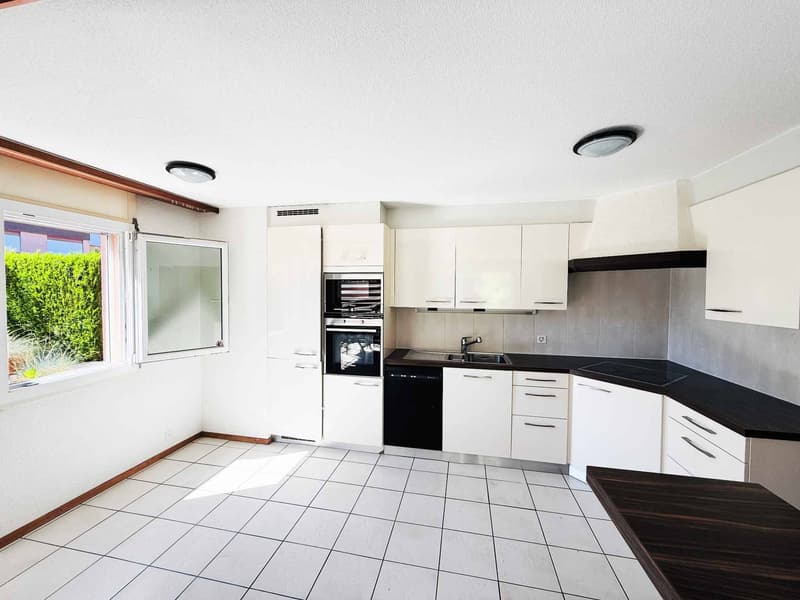 Appartement de 5.5 pièces avec vaste terrasse dans un cadre verdoyant (2)