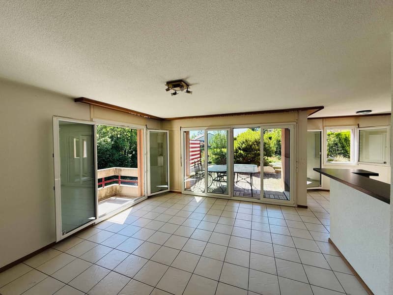 Appartement de 5.5 pièces avec vaste terrasse dans un cadre verdoyant (4)