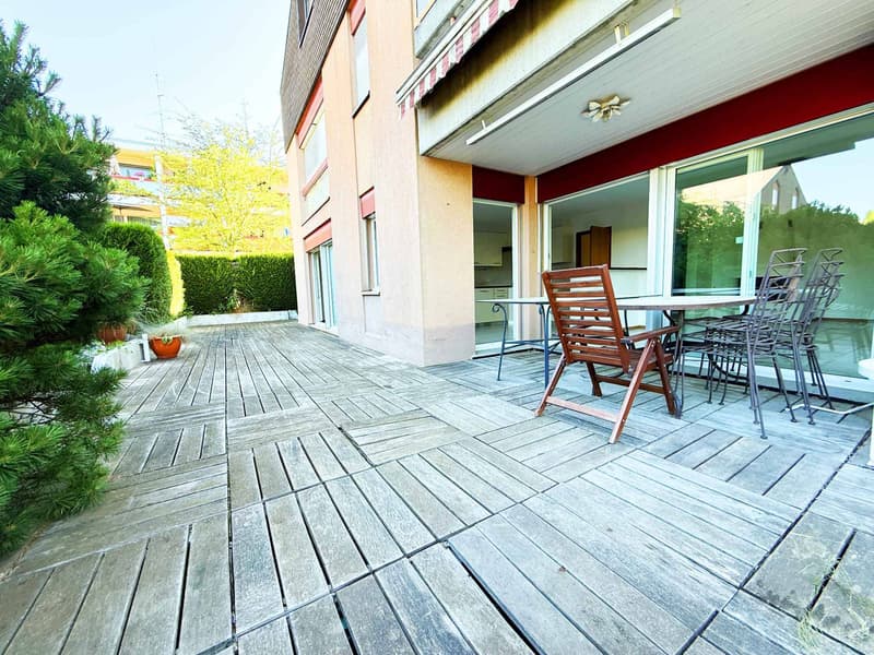 Appartement de 5.5 pièces avec vaste terrasse dans un cadre verdoyant (7)