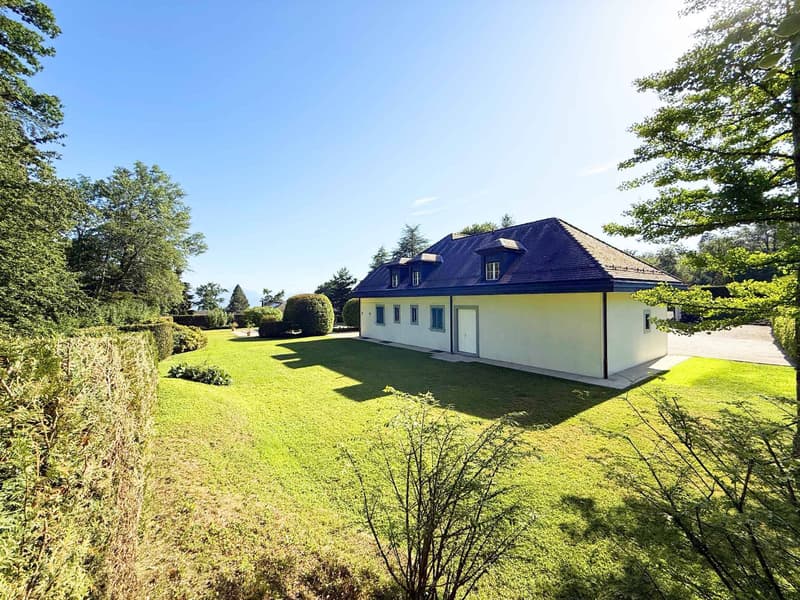 Une propriété d'exception nichée dans un écrin de verdure lausannois. (11)