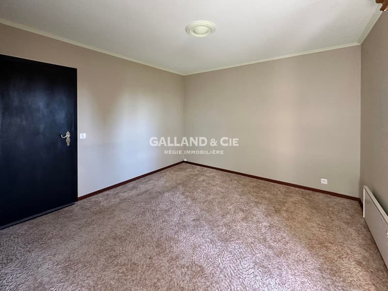 empty room, beige walls, beige carpet, recessed ceiling light, electrical outlet, radiator