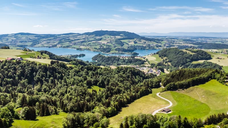 Terrain suspendu entre lac et montagnes, avec permis de construire en (1)