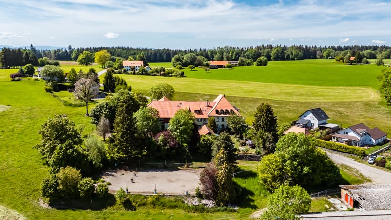 Opportunité rare : vaste domaine avec potentiel constructible (2)