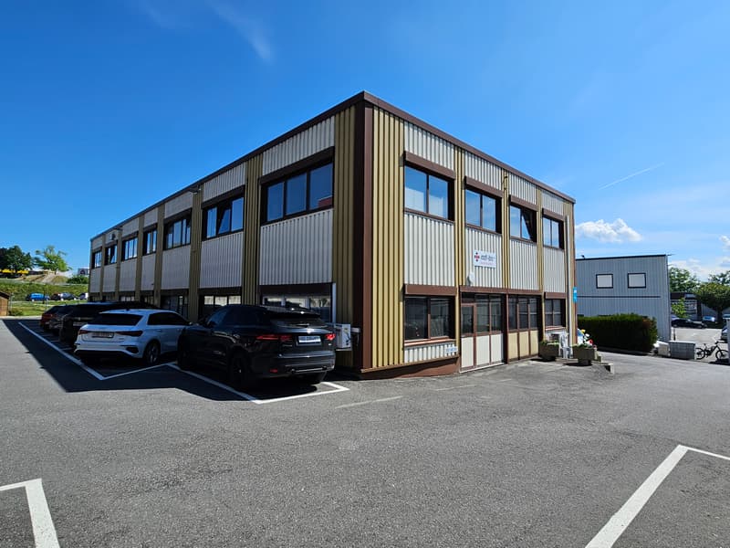 380 m2 répartis en 4 locaux commerciaux (2)