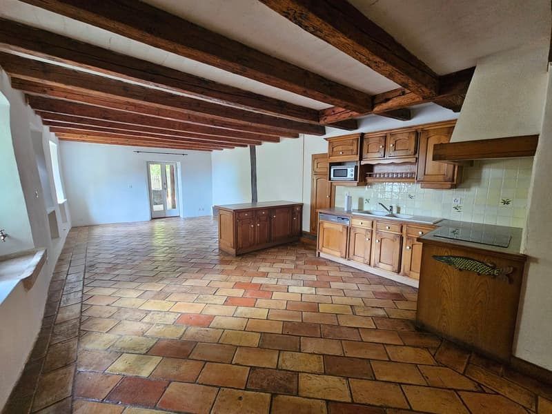 Maison villageoise à rénover. Rural avec potentiel (2)