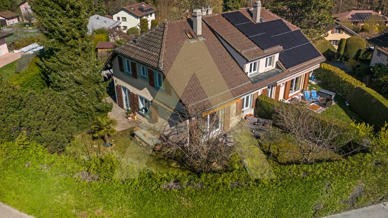 Une agréable maison entourée de verdure (2)