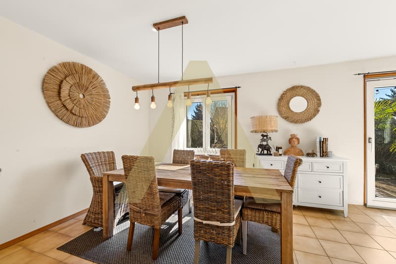Une agréable maison entourée de verdure (5)