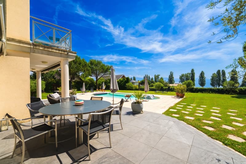 Somptueuse maison avec vue lac et piscine (2)