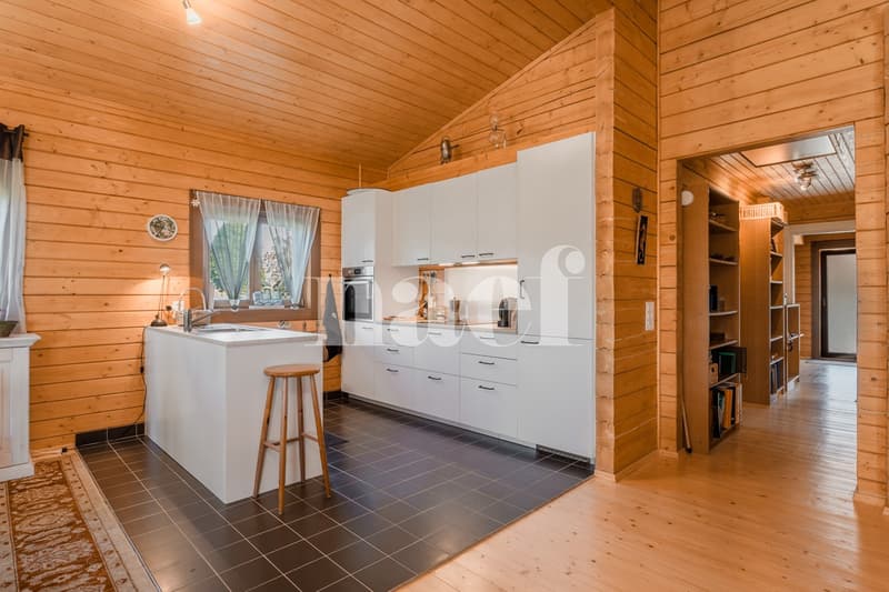Maison en bois massif de 3.5 pièces avec terrasse et jardin à vendre à Cheyres (3)