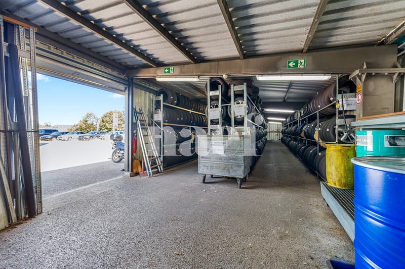 Garage avec réception, atelier et espaces de stockage à vendre à Givisiez (11)