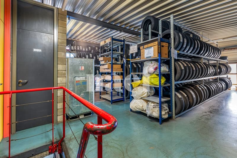 Garage avec réception, atelier et espaces de stockage à vendre à Givisiez (9)