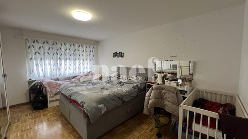 Chaleureux logement de 5 pièces situé au rez-de-chaussée de l'immeuble. (6)
