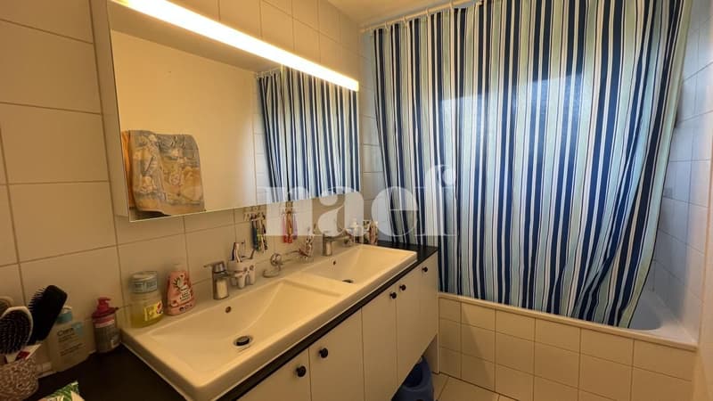 Chaleureux logement de 5 pièces situé au rez-de-chaussée de l'immeuble. (7)