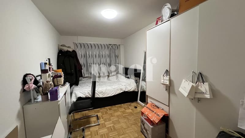 Chaleureux logement de 5 pièces situé au rez-de-chaussée de l'immeuble. (5)