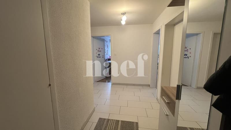 Chaleureux logement de 5 pièces situé au rez-de-chaussée de l'immeuble. (8)