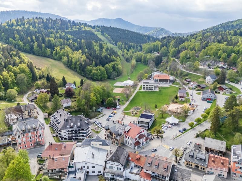 Immeuble mixte au coeur du village (6)