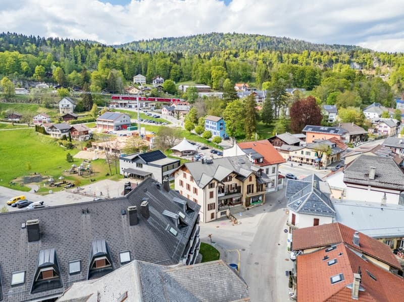 Immeuble mixte au coeur du village (7)