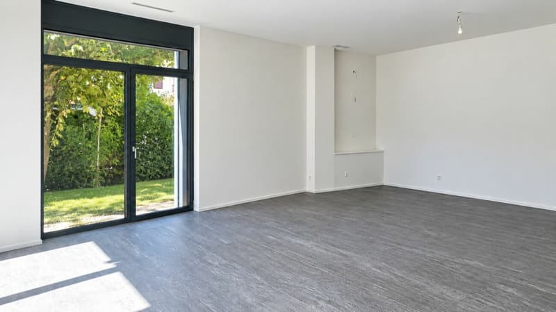 Arcade commerciale neuve avec deux terrasses, proche de la gare (4)