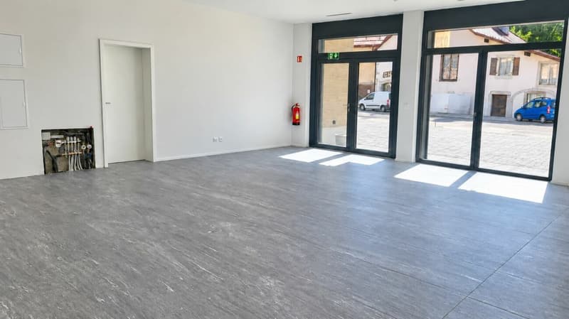 Arcade commerciale neuve avec deux terrasses, proche de la gare (8)