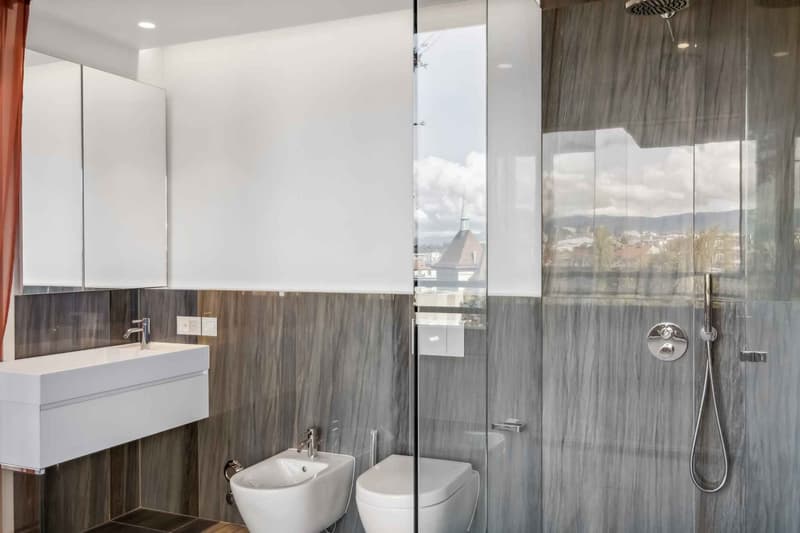 Salle de bain équipée d'une douche à l'italienne