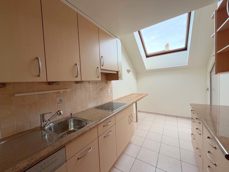 Cuisine équipée avec un accès au balcon du séjour
