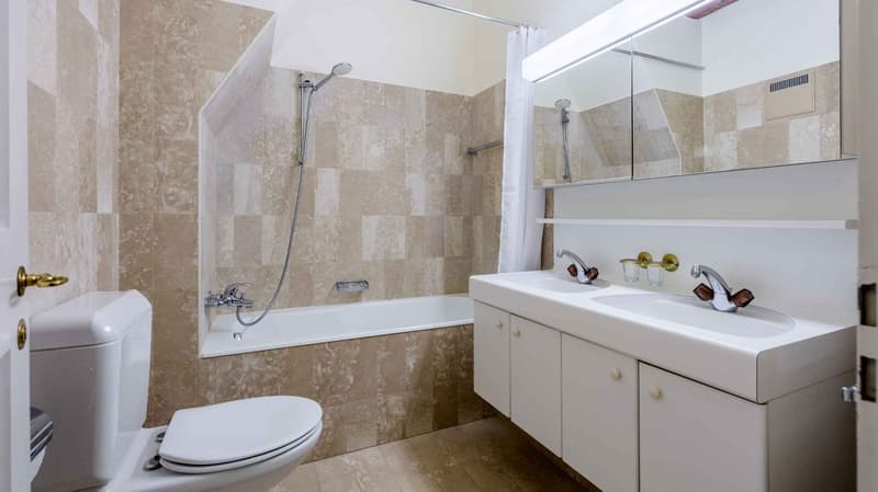 Salle bains avec double vasques et toilette