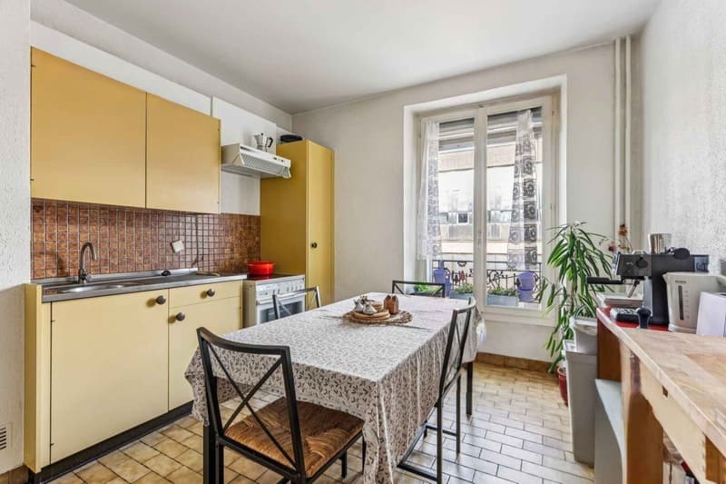 La cuisine fermée et son espace repas