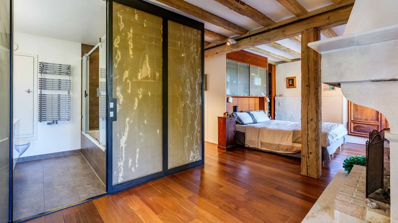 Suite parentale située au premier étage avec cheminée, dressing et salle de bains attenante