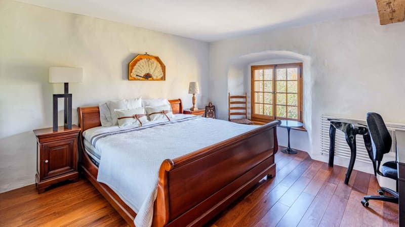 Une deuxième chambre à coucher située au deuxième étage