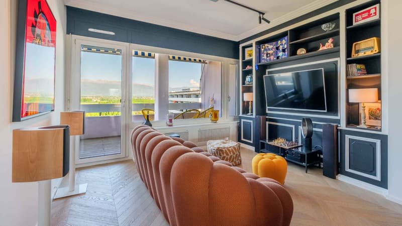 Espace télévision et accès au balcon