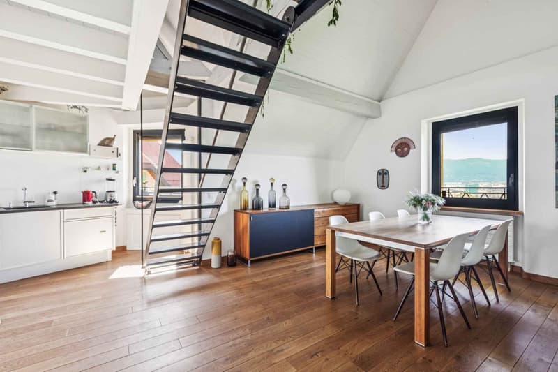 Salle à manger, cuisine et escalier d'accès à la mezzanine