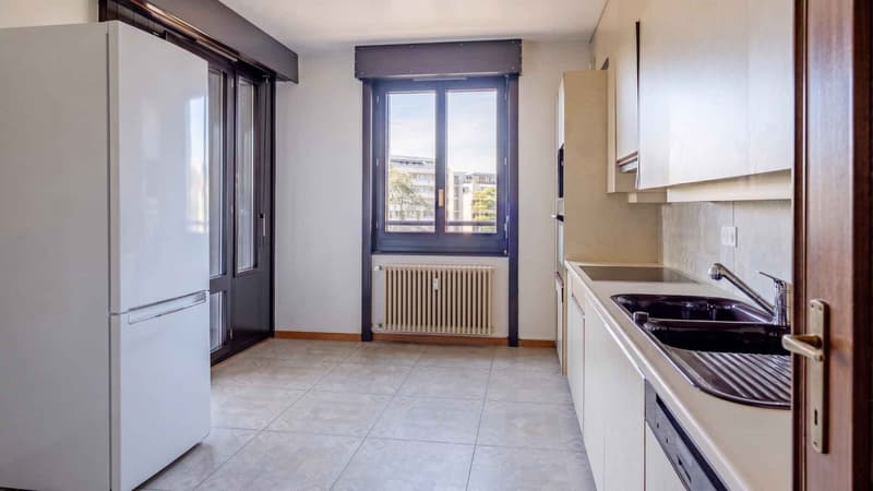 La cuisine avec accès au deuxième balcon