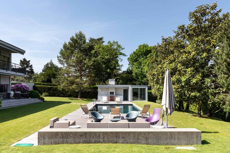 Salon autour de la piscine