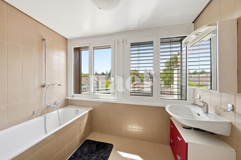 Salle de bains avec toilettes