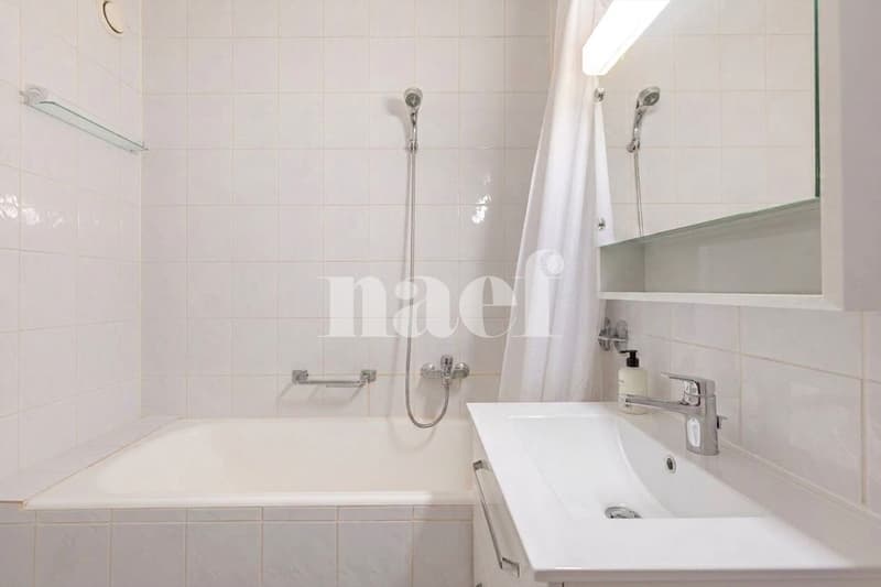 Salle de bains avec toilettes
