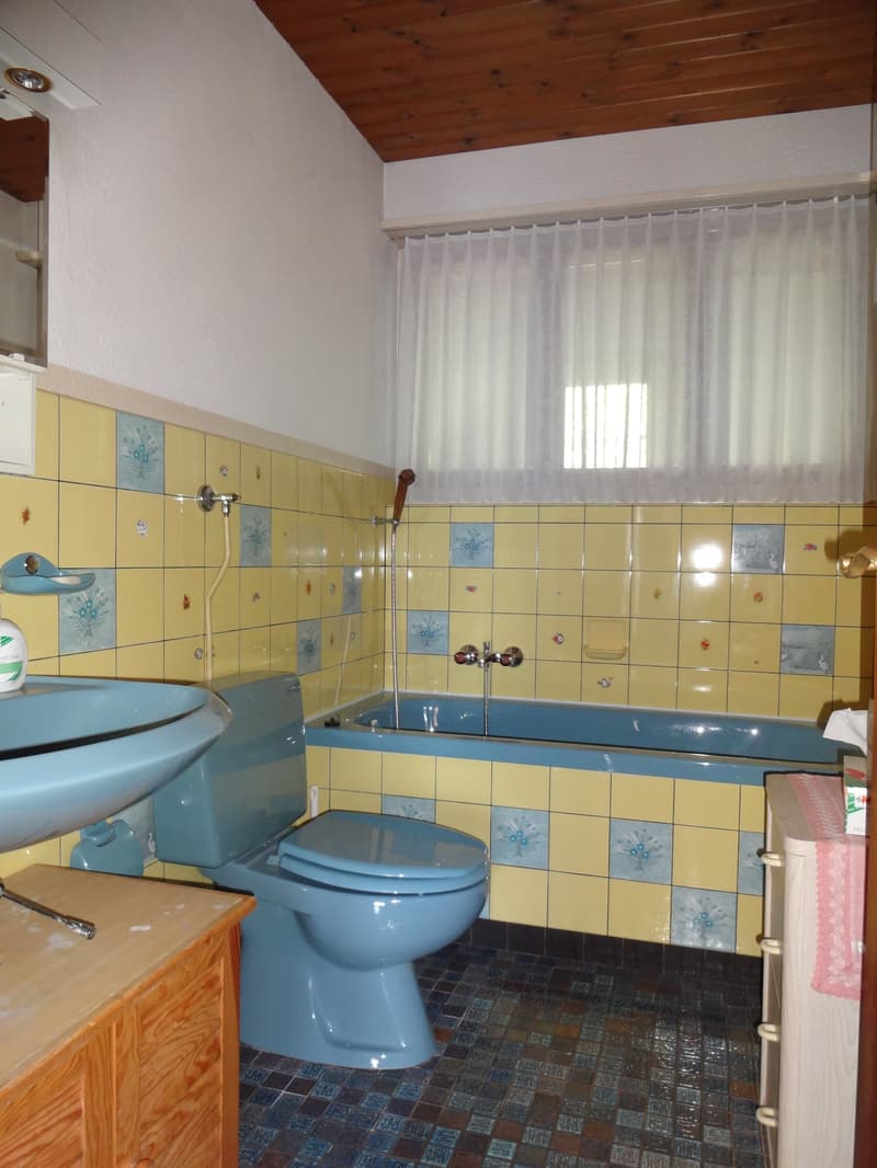 yellow tiles, blue toilet, blue sink, blue bathtub, wooden shelf