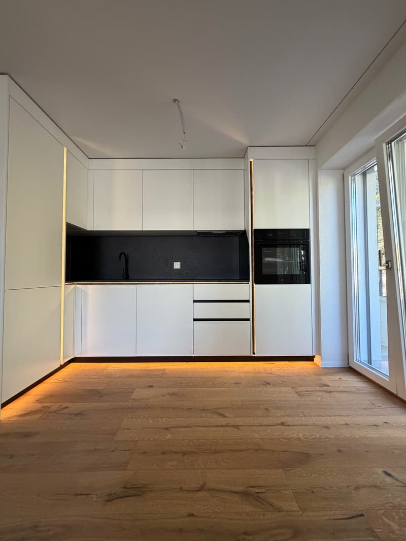 ERSTVERMIETUNG: Wunderschöne 2.5 Zimmerwohnung an toller Lage (2)