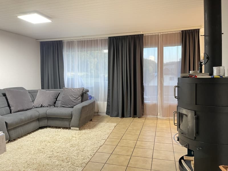 Wohnzimmer mit Zutritt auf den Balkon